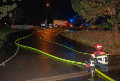 Update zum Gasthofbrand in Mittelsachsen: Feuerwehr im Großeinsatz - Wassernot erschwert Einsatz: Der fehlende Hydrant zwang die Feuerwehr, Wasser aus umliegenden Gemeinden und dem Stadtbad zu beschaffen.