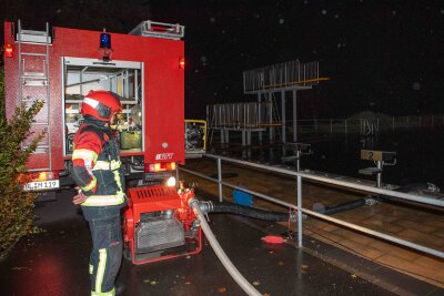 Wassernot erschwert Einsatz: Der fehlende Hydrant zwang die Feuerwehr, Wasser aus umliegenden Gemeinden und dem Stadtbad zu beschaffen. Foto: EHL Media/Dietmar Thomas/Michel Köhler