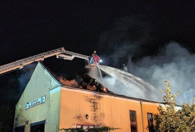 Update zum Großbrand in Kriebstein: Ehemaliger Gasthof brennt vollkommen aus - Ein ehemaliger Gasthof stand in der Nacht in Flammen. Foto: Erik Hoffmann