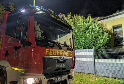 Update zum Großbrand in Kriebstein: Ehemaliger Gasthof brennt vollkommen aus - Ein ehemaliger Gasthof stand in der Nacht in Flammen. Foto: Erik Hoffmann