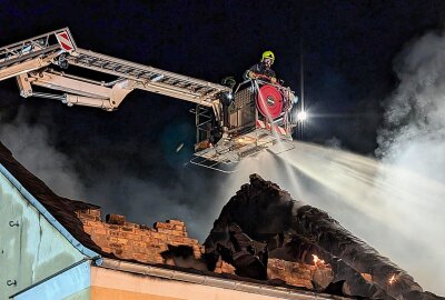 Update zum Großbrand in Kriebstein: Ehemaliger Gasthof brennt vollkommen aus - Ein ehemaliger Gasthof stand in der Nacht in Flammen. Foto: Erik Hoffmann