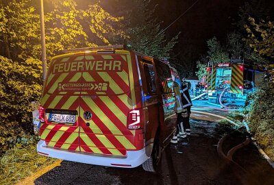 Update zum Großbrand in Kriebstein: Ehemaliger Gasthof brennt vollkommen aus - Ein ehemaliger Gasthof stand in der Nacht in Flammen. Foto: Erik Hoffmann