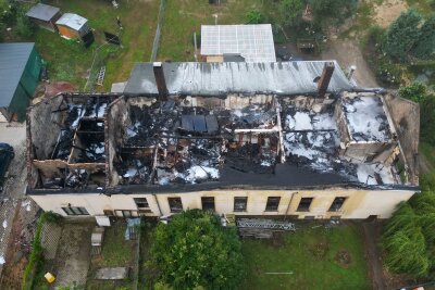 Update zum Großbrand in Kriebstein: Ehemaliger Gasthof brennt vollkommen aus - Der Gasthof brannte vollständig aus. Foto: EHL Media/Dietmar Thomas