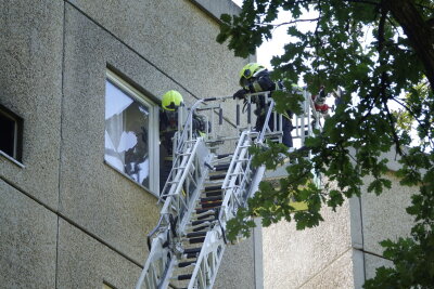 Update zum Großeinsatz der Feuerwehr: Vollbrand in Chemnitzer Mehrfamilienhaus - Am Montagnachmittag wurden gegen 14.30 Uhr Polizei und Feuerwehr auf die Chemnitztalstraße gerufen.