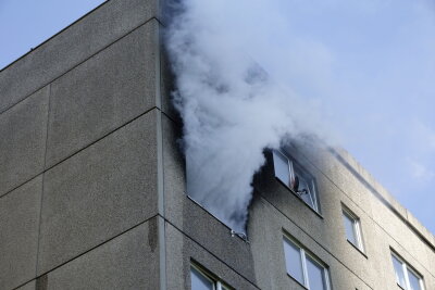 Update zum Großeinsatz der Feuerwehr: Vollbrand in Chemnitzer Mehrfamilienhaus -  In einem Mehrfamilienhaus im 5. OG war eine Wohnung in Vollbrand geraten. 