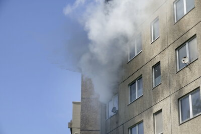 Update zum Großeinsatz der Feuerwehr: Vollbrand in Chemnitzer Mehrfamilienhaus - Am Montagnachmittag wurden gegen 14.30 Uhr Polizei und Feuerwehr auf die Chemnitztalstraße gerufen.