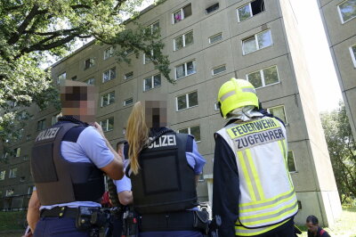 Update zum Großeinsatz der Feuerwehr: Vollbrand in Chemnitzer Mehrfamilienhaus - Am Montagnachmittag wurden gegen 14.30 Uhr Polizei und Feuerwehr auf die Chemnitztalstraße gerufen.