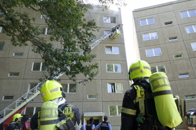 Update zum Großeinsatz der Feuerwehr: Vollbrand in Chemnitzer Mehrfamilienhaus - Am Montagnachmittag wurden gegen 14.30 Uhr Polizei und Feuerwehr auf die Chemnitztalstraße gerufen.