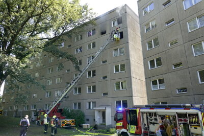 Update zum Großeinsatz der Feuerwehr: Vollbrand in Chemnitzer Mehrfamilienhaus -  In einem Mehrfamilienhaus im 5. OG war eine Wohnung in Vollbrand geraten. 