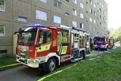 Update zum Großeinsatz der Feuerwehr: Vollbrand in Chemnitzer Mehrfamilienhaus - Am Montagnachmittag wurden gegen 14.30 Uhr Polizei und Feuerwehr auf die Chemnitztalstraße gerufen.