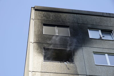 Update zum Großeinsatz der Feuerwehr: Vollbrand in Chemnitzer Mehrfamilienhaus -  In einem Mehrfamilienhaus im 5. OG war eine Wohnung in Vollbrand geraten. 