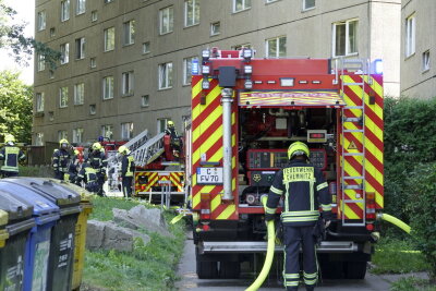 Update zum Großeinsatz der Feuerwehr: Vollbrand in Chemnitzer Mehrfamilienhaus -  In einem Mehrfamilienhaus im 5. OG war eine Wohnung in Vollbrand geraten. 