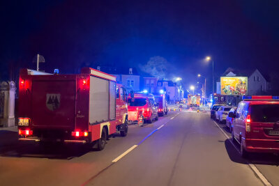 Update zum nächtlichen Großbrand in Kirchberg: Feuerwehren im Großeinsatz - Ein rasches Eingreifen verhindert Schlimmeres und rettet Haustiere.