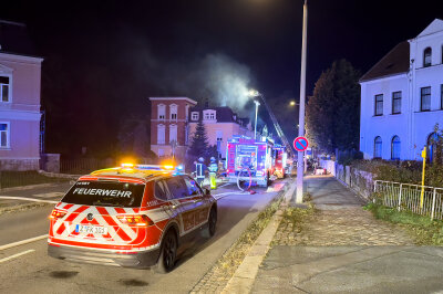 Update zum nächtlichen Großbrand in Kirchberg: Feuerwehren im Großeinsatz - In der Nacht zu Freitag alarmieren die Flammen in der Bahnhofstraße in Kirchberg mehrere Feuerwehren.