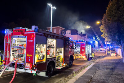 Update zum nächtlichen Großbrand in Kirchberg: Feuerwehren im Großeinsatz - In der Nacht zu Freitag alarmieren die Flammen in der Bahnhofstraße in Kirchberg mehrere Feuerwehren.