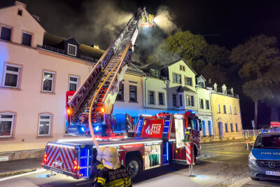 Update zum nächtlichen Großbrand in Kirchberg: Feuerwehren im Großeinsatz - Während der Löscharbeiten werden auch Ermittlungen zur Brandursache eingeleitet.