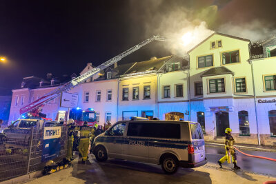 Update zum nächtlichen Großbrand in Kirchberg: Feuerwehren im Großeinsatz - In der Nacht zu Freitag alarmieren die Flammen in der Bahnhofstraße in Kirchberg mehrere Feuerwehren.