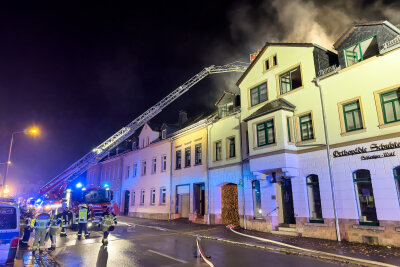 Update zum nächtlichen Großbrand in Kirchberg: Feuerwehren im Großeinsatz - In der Nacht zu Freitag alarmieren die Flammen in der Bahnhofstraße in Kirchberg mehrere Feuerwehren.