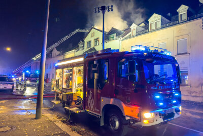 Update zum nächtlichen Großbrand in Kirchberg: Feuerwehren im Großeinsatz - In der Nacht zu Freitag alarmieren die Flammen in der Bahnhofstraße in Kirchberg mehrere Feuerwehren.