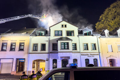 Update zum nächtlichen Großbrand in Kirchberg: Feuerwehren im Großeinsatz - Während der Löscharbeiten werden auch Ermittlungen zur Brandursache eingeleitet.