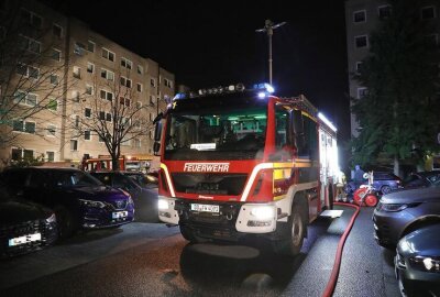 Update zum nächtlichen Wohnungsbrand in Dresden: Feuerwehr rettet Bewohner von Balkon - In Dresden musste ein Haus wegen eines Wohnungsbrandes komplett evakuiert werden. 