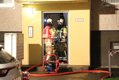 Update zum nächtlichen Wohnungsbrand in Dresden: Feuerwehr rettet Bewohner von Balkon - In Dresden musste ein Haus wegen eines Wohnungsbrandes komplett evakuiert werden. 