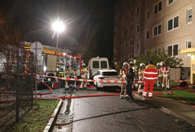 Update zum nächtlichen Wohnungsbrand in Dresden: Feuerwehr rettet Bewohner von Balkon - In Dresden musste ein Haus wegen eines Wohnungsbrandes komplett evakuiert werden. 