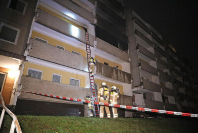 Update zum nächtlichen Wohnungsbrand in Dresden: Feuerwehr rettet Bewohner von Balkon - In Dresden musste ein Haus wegen eines Wohnungsbrandes komplett evakuiert werden. 