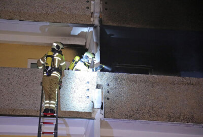 Update zum nächtlichen Wohnungsbrand in Dresden: Feuerwehr rettet Bewohner von Balkon - IIn Dresden musste ein Haus wegen eines Wohnungsbrandes komplett evakuiert werden. 