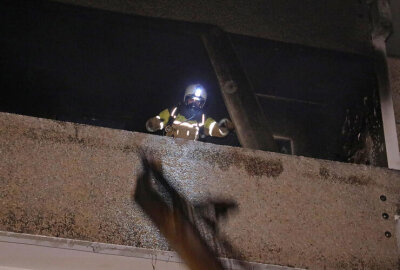 Update zum nächtlichen Wohnungsbrand in Dresden: Feuerwehr rettet Bewohner von Balkon - In Dresden musste ein Haus wegen eines Wohnungsbrandes komplett evakuiert werden. 