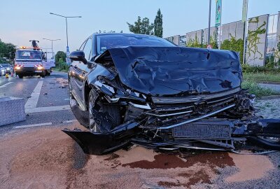 Update zum schweren Unfall: Drei Verletzte und vier kaputte Autos - Am Donnerstag kam es gegen 18.30 Uhr auf der Washingtonstraße, zwischen der Scharfenberger Straße und der Werftstraße zu einem Verkehrsunfall. Foto: Roland Halkasch