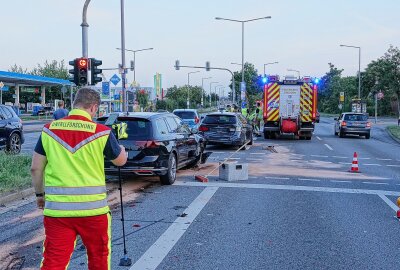 Update zum schweren Unfall: Drei Verletzte und vier kaputte Autos - Am Donnerstag kam es gegen 18.30 Uhr auf der Washingtonstraße, zwischen der Scharfenberger Straße und der Werftstraße zu einem Verkehrsunfall. Foto: Roland Halkasch