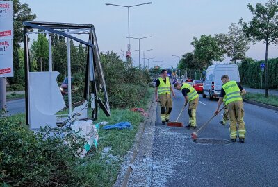 Update zum schweren Unfall: Drei Verletzte und vier kaputte Autos - Aus ungeklärter Ursache verlor der Fahrer die Kontrolle über seinen Wagen und kollidierte mit einer Werbetafel. Anschließend prallte er auf zwei wartende PKW. Foto: Roland Halkasch