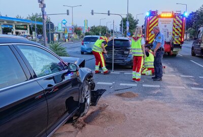 Update zum schweren Unfall: Drei Verletzte und vier kaputte Autos - Der VW-Fahrer und die Fahrerinnen der anderen beiden PKW wurden verletzt und ins Krankenhaus eingeliefert. Foto: Roland Halkasch