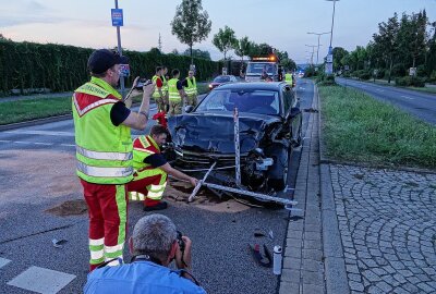 Update zum schweren Unfall: Drei Verletzte und vier kaputte Autos - Der VW-Fahrer und die Fahrerinnen der anderen beiden PKW wurden verletzt und ins Krankenhaus eingeliefert. Foto: Roland Halkasch