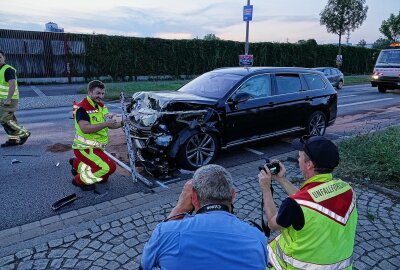 Update zum schweren Unfall: Drei Verletzte und vier kaputte Autos - Der VW-Fahrer und die Fahrerinnen der anderen beiden PKW wurden verletzt und ins Krankenhaus eingeliefert. Foto: Roland Halkasch