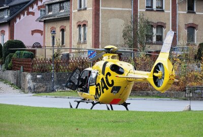 Update zum schweren Unfall in Breitenbrunn: Motorradfahrer erleidet schwere Verletzungen - Einsatz nach Unfall auf der Talstraße: Rettungshubschrauber und Feuerwehr sichern schwer verletzten Motorradfahrer und Unfallstelle. Foto: Niko Mutschmann