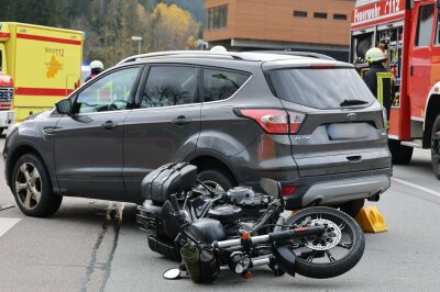 Einsatz nach Unfall auf der Talstraße: Rettungshubschrauber und Feuerwehr sichern schwer verletzten Motorradfahrer und Unfallstelle. Foto: Niko Mutschmann