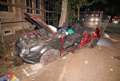 Update zum schweren Unfall in Dresden: PKW prallt gegen Baum und klemmt Fahrer ein - Der PKW wurde bei dem Unfall völlig zerstört. Foto: Roland Halkasch