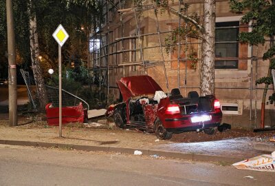 Update zum schweren Unfall in Dresden: PKW prallt gegen Baum und klemmt Fahrer ein - Der PKW wurde bei dem Unfall völlig zerstört. Foto: Roland Halkasch