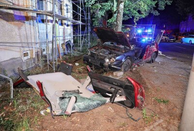 Update zum schweren Unfall in Dresden: PKW prallt gegen Baum und klemmt Fahrer ein - Der PKW wurde bei dem Unfall völlig zerstört. Foto: Roland Halkasch