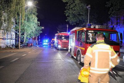 Update zum schweren Unfall in Dresden: PKW prallt gegen Baum und klemmt Fahrer ein - Der PKW wurde bei dem Unfall völlig zerstört. Foto: Roland Halkasch