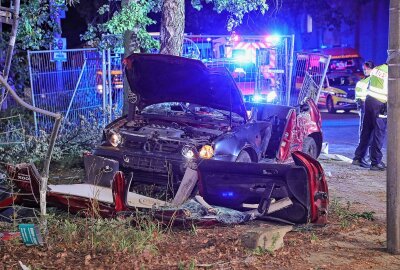 Update zum schweren Unfall in Dresden: PKW prallt gegen Baum und klemmt Fahrer ein - Der PKW wurde bei dem Unfall völlig zerstört. Foto: Roland Halkasch