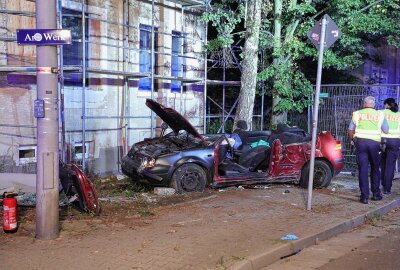 Update zum schweren Unfall in Dresden: PKW prallt gegen Baum und klemmt Fahrer ein - Der PKW wurde bei dem Unfall völlig zerstört. Foto: Roland Halkasch