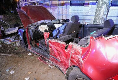 Update zum schweren Unfall in Dresden: PKW prallt gegen Baum und klemmt Fahrer ein - Der PKW wurde bei dem Unfall völlig zerstört. Foto: Roland Halkasch