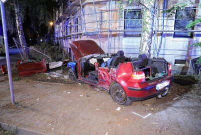 Update zum schweren Unfall in Dresden: PKW prallt gegen Baum und klemmt Fahrer ein - Der PKW wurde bei dem Unfall völlig zerstört. Foto: Roland Halkasch