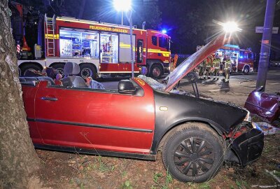 Update zum schweren Unfall in Dresden: PKW prallt gegen Baum und klemmt Fahrer ein - Der PKW wurde bei dem Unfall völlig zerstört. Foto: Roland Halkasch