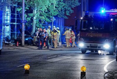 Update zum schweren Unfall in Dresden: PKW prallt gegen Baum und klemmt Fahrer ein - Der PKW wurde bei dem Unfall völlig zerstört. Foto: Roland Halkasch