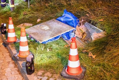 Update zum schweren Unfall in Elterlein: Fahrerin muss durch Frontscheibe gerettet werden -  Dabei überschlug sich der Wagen, wobei auch ein Telefonmast umgerissen wurde. Anschließend kam das Auto auf der Fahrerseite liegend auf der Karl-Liebknecht-Straße, unterhalb der Scheibenberger Straße zum Liegen. (Foto: André März)