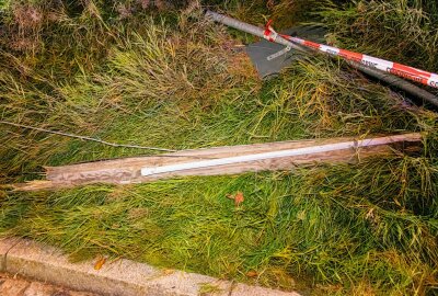 Update zum schweren Unfall in Elterlein: Fahrerin muss durch Frontscheibe gerettet werden - Die Fahrerin und auch die Beifahrerin kamen verletzt in eine Klinik. (Foto: André März)